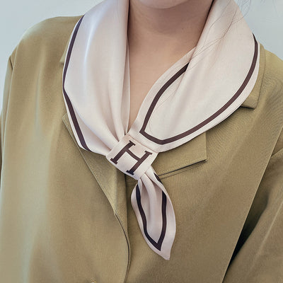 Pañuelo Elegante de Azafata con Letras - Estilo Sofisticado - Image 8