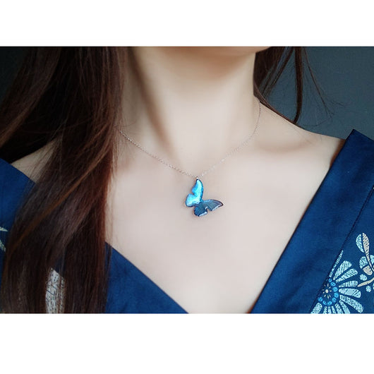 Hilo de Oreja Mariposa Azul en Plata de Ley S925 con Perla Larga - Image 7