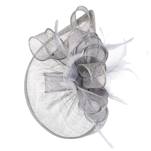 Tocado Nupcial con Plumas y Pasador Decorativo en Fibra Natural - Image 10