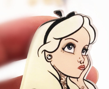 Broche Decorativo Chica Tatuaje Estilo Cartoon - Image 5
