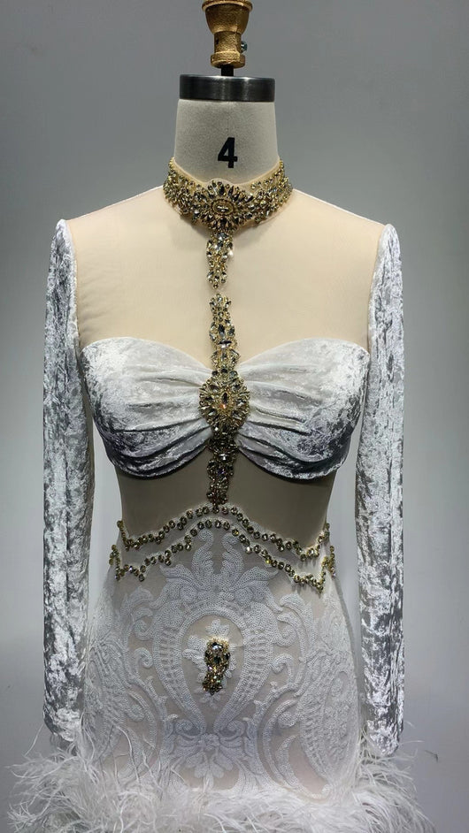 Vestido Ajustado Manga Larga con Diamantes y Plumas - Image 12