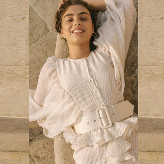 Vestido con Cinturón y Mangas Fluidas Escalonadas - Image 4