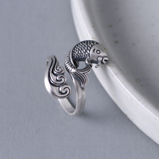 Anillo de Dedo Índice con Diseño de Ondas de Agua y Carpa - Image 3