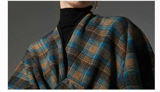 Chal Cuadriculado Azul para Mujer - Estilo Elegante y Versátil - Image 7