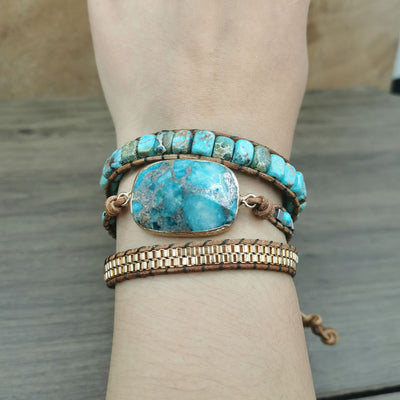 Pulsera de Cuero Tejida a Mano con Hilo Dorado Multicapa - Image 4