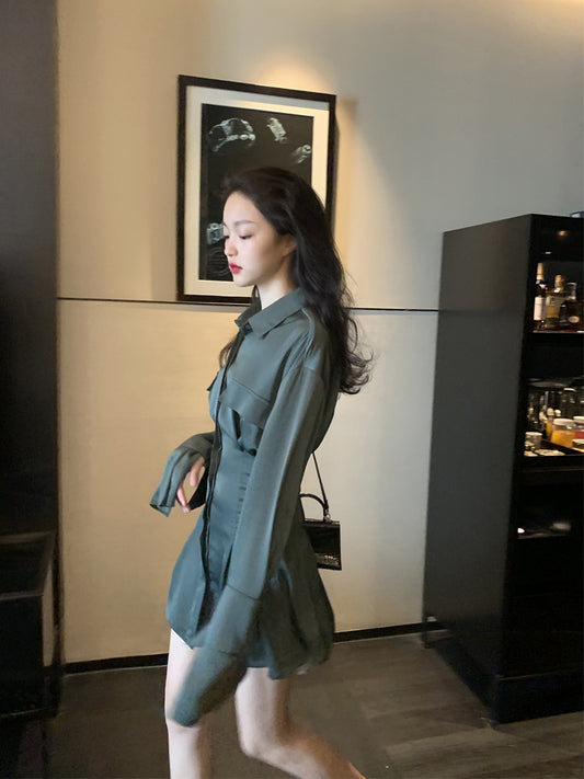 Vestido Camisero Satinado Verde Oscuro - Diseño Elegante con Cintura Marcada - Image 2