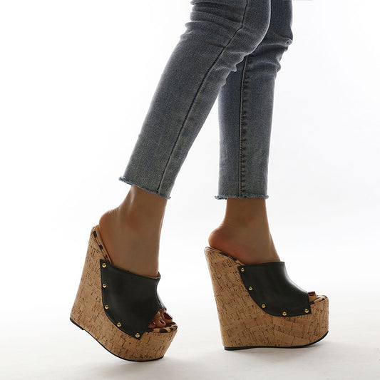 Sandalias de Tacón Alto con Detalles Transparentes y Remaches - Image 2
