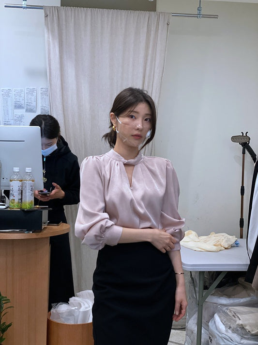 Blusa Elegante con Cuello en V y Mangas Abullonadas - Image 2