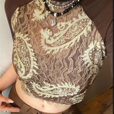Camiseta Retro con Malla, Borlas y Detalle de Flor en Hombro