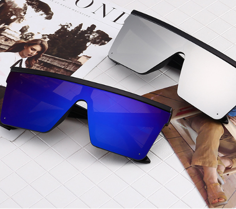 Large-frame square sunglasses with a tortoiseshell pattern frame and gradient brown lenses, shown from front and side. - Image 11