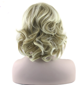 Peluca Rizada Corta Dorada de Cabello Sintético Resistente al Calor - Image 4