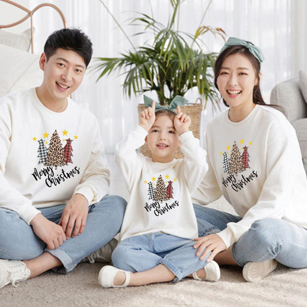 Conjunto Familiar Navideño con Estampado de Árbol y Letras
