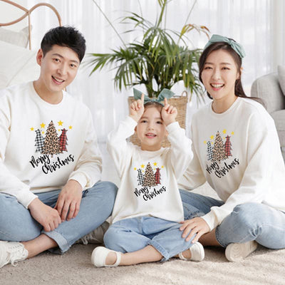 Conjunto Familiar Navideño con Estampado de Árbol y Letras