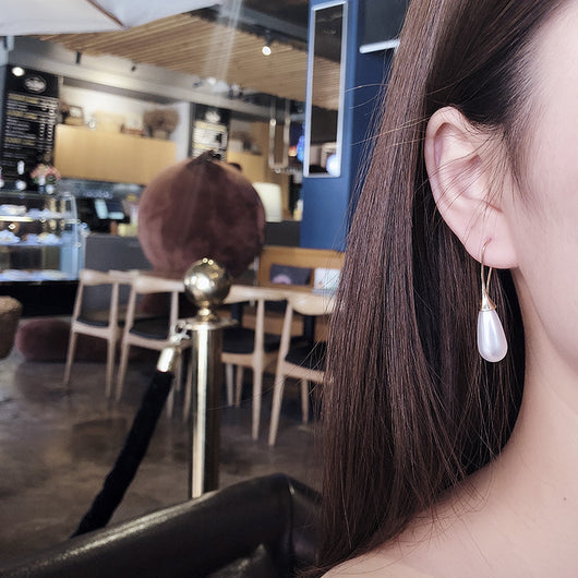 Aretes Minimalistas de Perla en Gota - Image 3