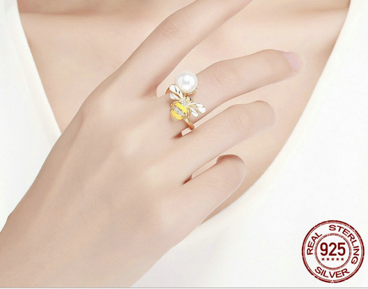 Anillo Dorado con Abeja Engarzada - Image 6
