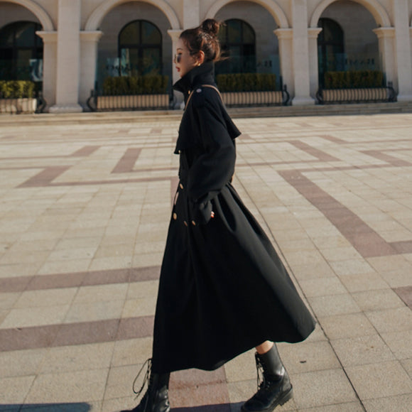 Abrigo Tipo Gabardina Negra Estilo Hong Kong con Caída Elegante