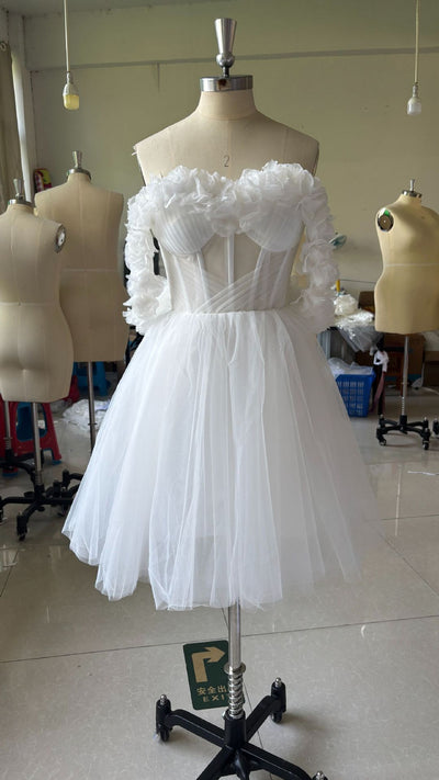 Vestido de Novia Mini con Encaje y Hombros Descubiertos - Image 11