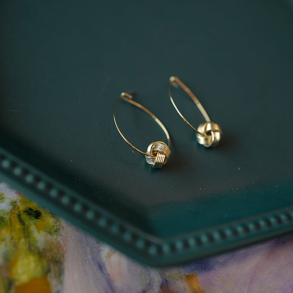 Aretes Elegantes con Nudo Simple y Cierre de Hebilla