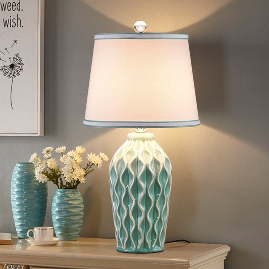 Lámpara de Mesa Estilo Europeo para Dormitorio - Luz Cálida y Elegante
