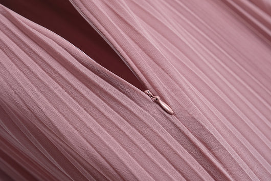 Vestido Elegante con Pliegues y Detalle Floral en la Cintura - Image 29