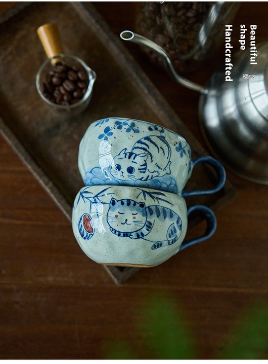 Taza de Café Artesanal de Porcelana Azul y Blanco con Diseño de Gato - Image 8