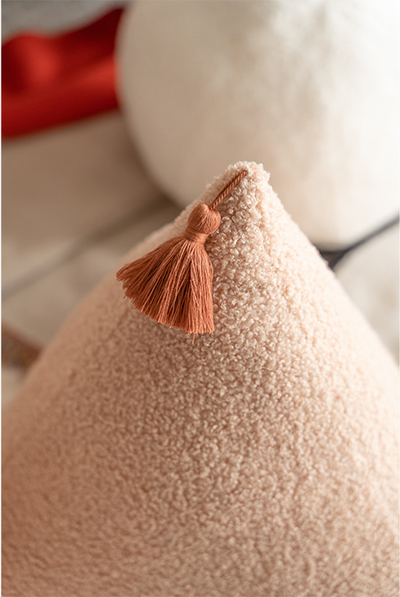 Almohada Decorativa Triangular Blanca de Felpa Suave para Mesita de Noche - Image 13