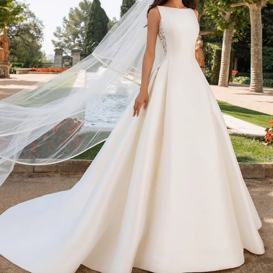Vestido de Novia Elegante con Encaje Francés y Cola Satinada
