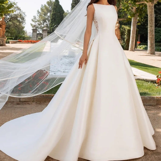 Vestido de Novia Elegante con Encaje Francés y Cola Satinada