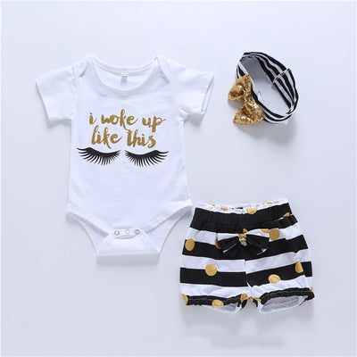 Conjunto de 3 Piezas: Romper Estampado con Letras, Shorts a Rayas y Turbante Blanco - Image 3