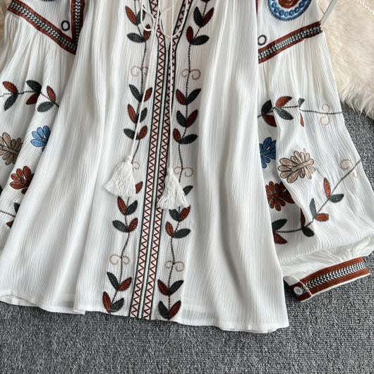 Blusa Elegante con Bordados y Mangas Farol con Cordones - Image 8