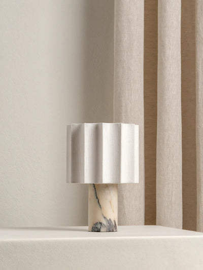 Lámpara de Mesa Minimalista con Pantalla Plisada en Mármol - Image 7