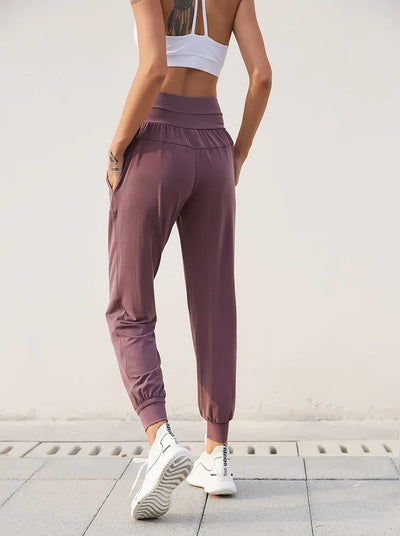 Pantalones deportivos con cintura ajustable y lettering - Image 17