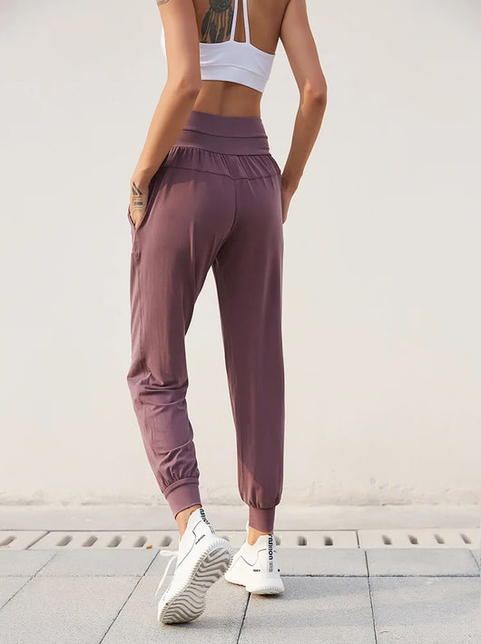 Pantalones deportivos con cintura ajustable y lettering - Image 17