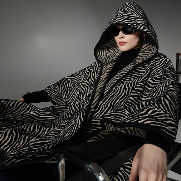 Capa Sudadera Negra con Patrón Moderno