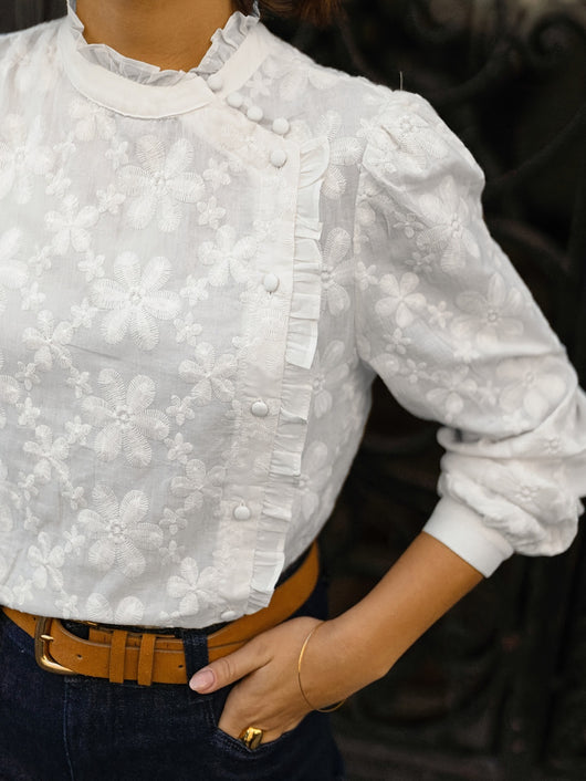 Blusa Elegante con Botones y Volantes Bordados - Image 5