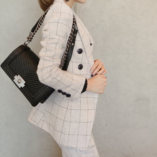 Traje Ejecutivo para Mujer con Solapa y Doble Botonadura - Image 5