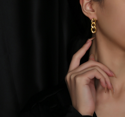 Aretes Geométricos Retorcidos en Metal Versátil - Image 14
