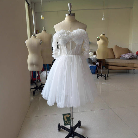 Vestido de Novia Mini con Encaje y Hombros Descubiertos - Image 4