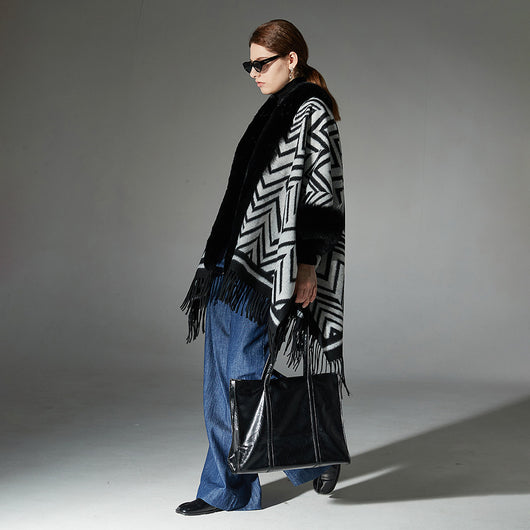 Chal Elegante con Cuello de Piel Jacquard Negro y Gris - Image 2