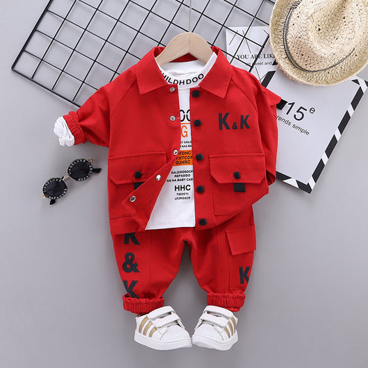 Conjunto de 3 Piezas: Chamarra Estilo Letras, Camiseta Manga Larga y Jeans - Image 12