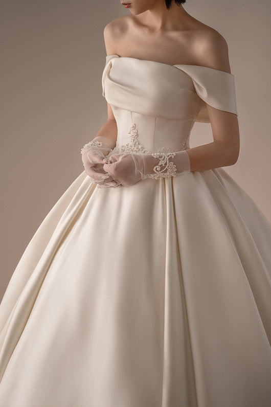Vestido de Novia Retro Satinado con Hombros Descubiertos y Cola Elegante - Image 12