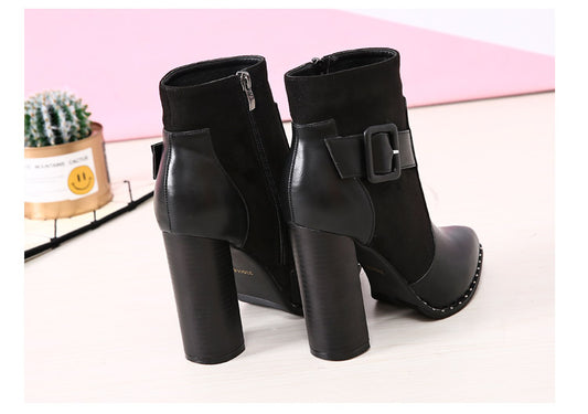 Botas Cortas para Mujer con Punta Afilada y Hebilla de Patrón Serpiente en Gamuza - Image 2