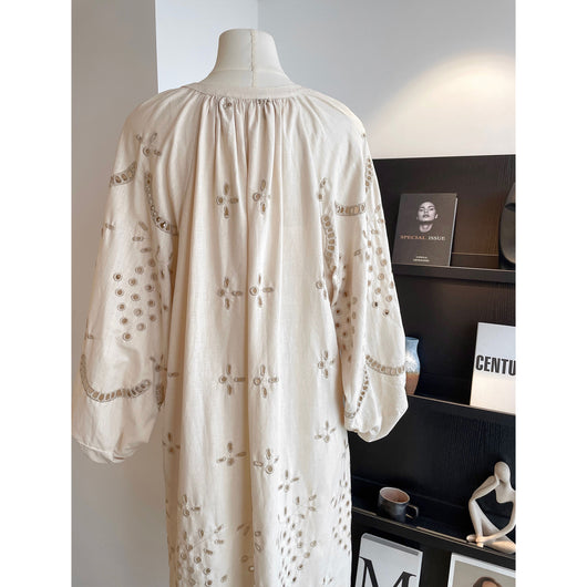 Vestido Maxi Boho Étnico de Lino con Bordados, Escote V Blanco - Image 6