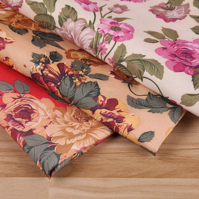 Tela Estampada Poliéster Flores Rojas y Hojas Verdes sobre Base Beige - Image 2