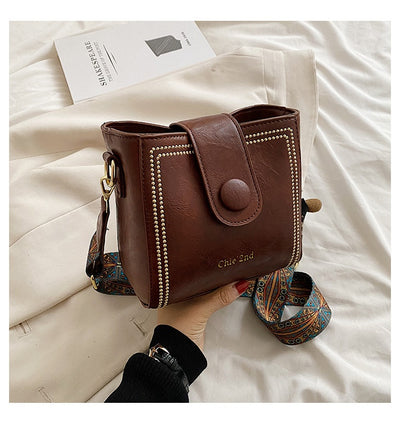 Bolsa Mensajera Retro con Textura Premium - Image 23
