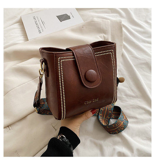 Bolsa Mensajera Retro con Textura Premium - Image 23