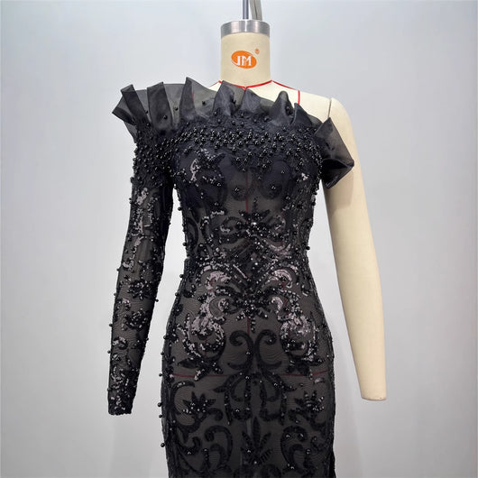 Vestido Negro con Lentejuelas y Hombro Descubierto - Diseño Elegante con Abertura - Image 3