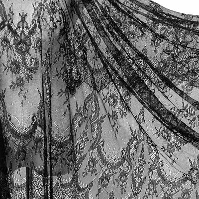 Conjunto de Encaje con Pestaña y Tela de Encaje en Negro y Blanco - Image 3