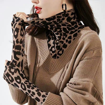 Blusa Base Cuello Alto Estampado Leopardo para Mujer - Image 4