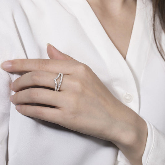 Anillo V-Row de Plata 925 con Moissanita Engastada